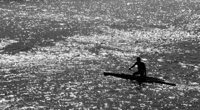 hombre en un pantano navegando en piragua